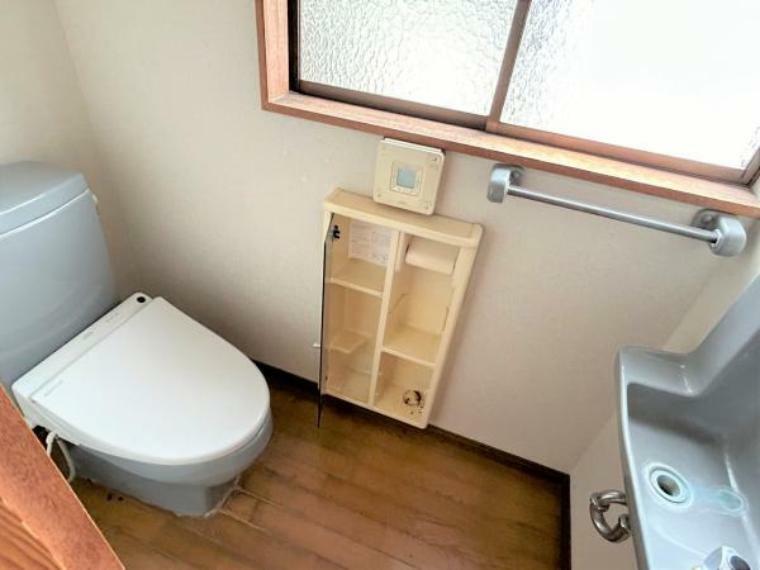 【リフォーム中】トイレはLIXIL製の温水洗浄機能付きに新品交換します。キズや汚れが付きにくい加工が施してあるのでお手入れが簡単です。直接肌に触れるトイレは新品が嬉しいですよね。