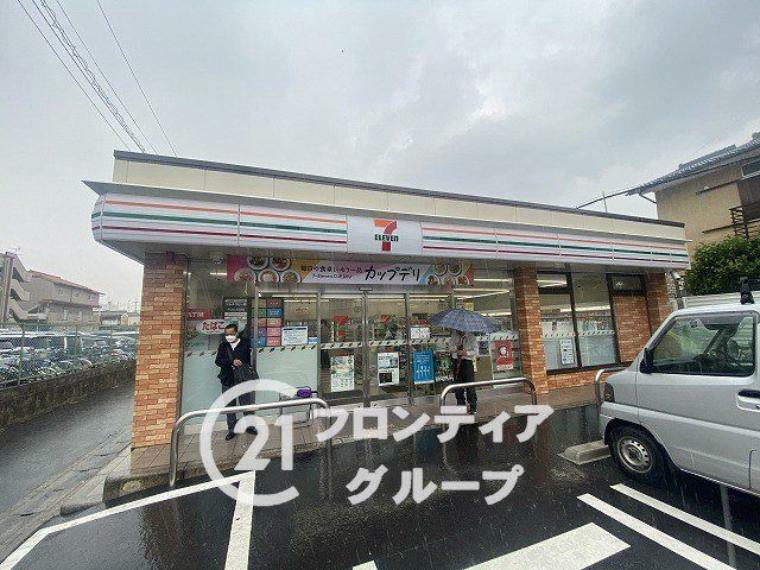 セブンイレブン宇治近鉄小倉駅西店 徒歩4分。