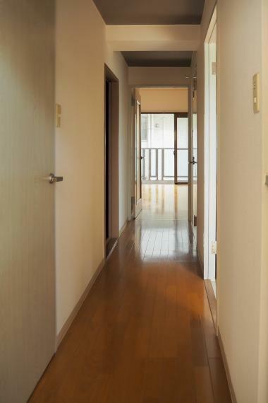 玄関から見た室内廊下。左手前:バスルーム、左奥:和室、右:洋室、奥:リビングとなっております。室内（2024年4月）撮影