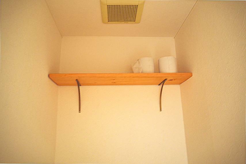 トイレ上部にはストック品を置くのに便利な棚がございます。室内（2024年4月）撮影