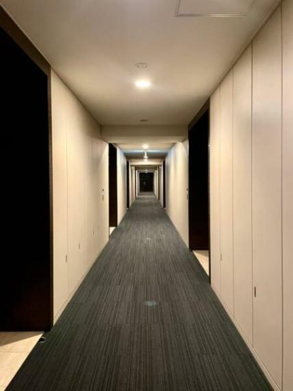 ホテルライクな内廊下設計。夜間の足音にも配慮した絨毯張りを採用しています。