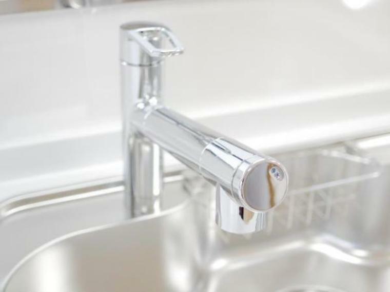 （同仕様写真）キッチンの水栓には、専用の浄水カートリッジをセットできます。いつでもおいしいお水が飲める嬉しい仕様です。（カートリッジは定期的な交換が必要です）