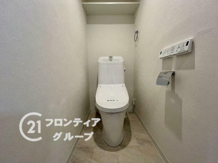 白を基調とした、清潔感のあるシンプルなデザインのトイレです。お家のご質問はお気軽にご相談ください！