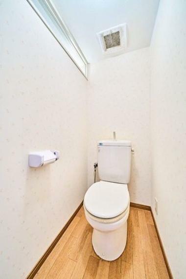 白を基調とした明るいトイレ。