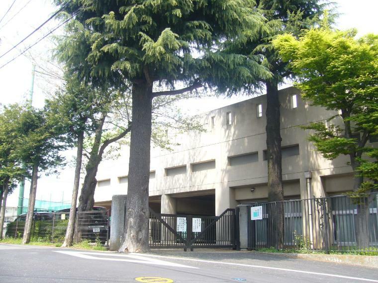 横浜市立田奈中学校（●昭和22年に開校し、創立70年をこえる歴史のある中学校です。生徒も教職員も生き生きと、学習・行事・部活動に取り組んでいます。●）