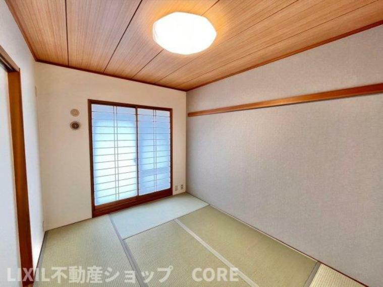 伝統的な日本情緒のある、温かみと落ち着きが感じられる和室です。