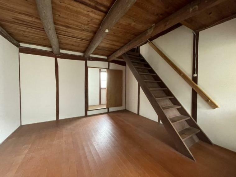 二階へと続く階段がある洋室。立派な梁が目を引きます。木の温かみを感じられる作りとなっています。さまざまな用途に使えそうな洋室です。階段は手すり付きで安心です。