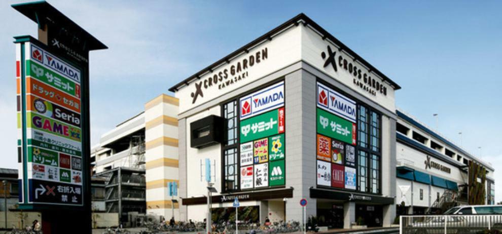 クロスガーデン川崎 駐車場台数:536台。いろんな店舗が展開する、複合商業施設。ご家族でお買い物をお楽しみください。