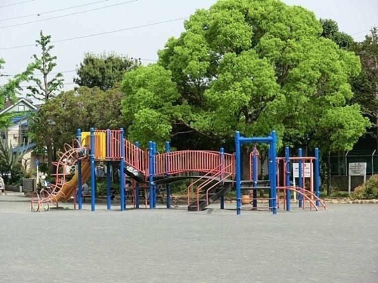 渡田新町公園 住宅街の十分な広さの公園です。ブランコ・滑り台などの遊具があり、ベビーカーで入れますので、小さなお子様も楽しめます。