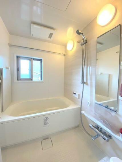 広々とした浴室<BR/>窓もあり換気や自然の風も感じられます
