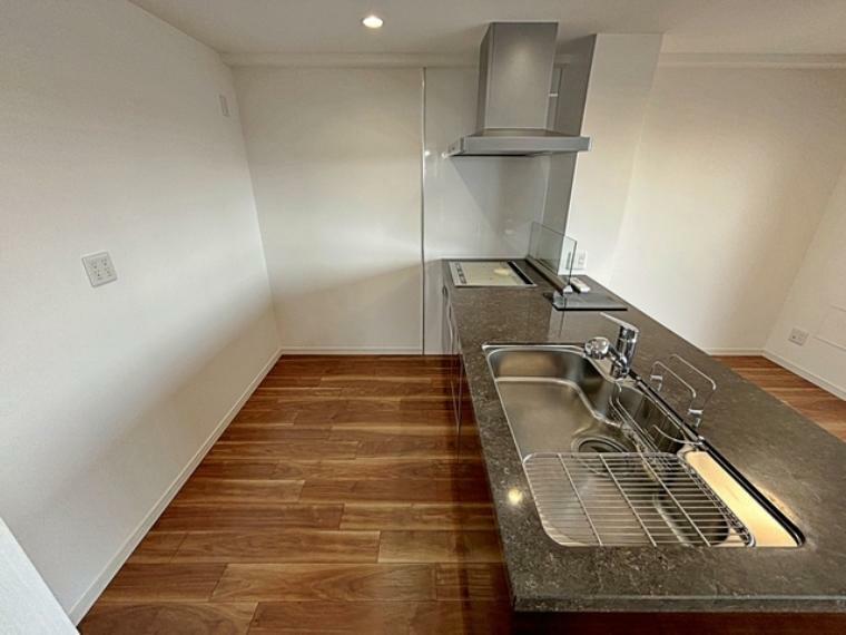 【キッチン裏側スペース】<BR/>キッチン裏は冷蔵庫や食器棚を置くのに十分なスペースがあります。<BR/>（ハウスクリーニング済）