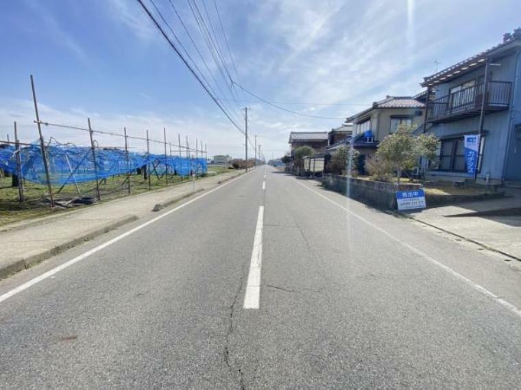 前面道路は新潟県道です。交通量は多くありません。