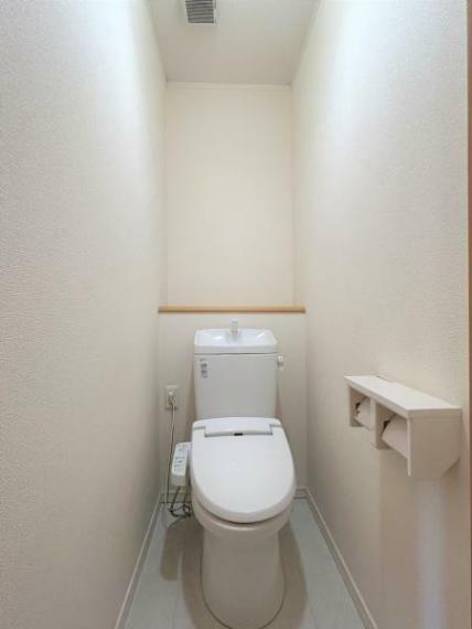 【現況販売】2階トイレの写真です。便座の交換プランもご相談ください。