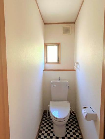2階トイレ写真です。2か所トイレがあるのは使い勝手がいいですね。