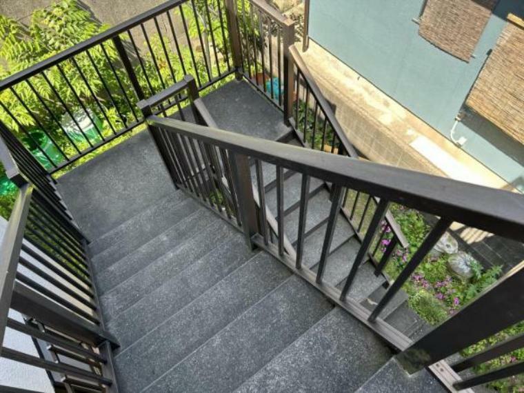 【リフォーム前写真】1.2階を行き来できる外階段です。