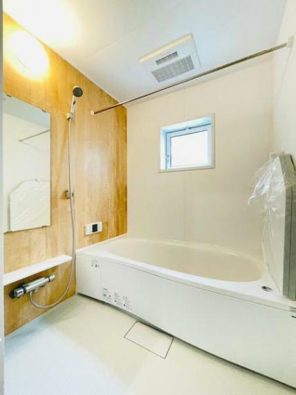 浴室乾燥暖房機付きのバスルーム