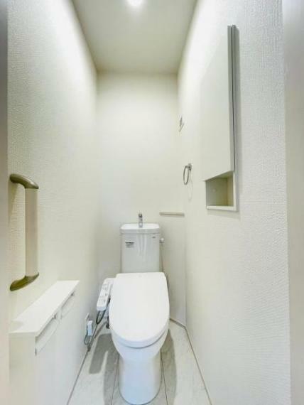 温水洗浄機能付きで清潔感溢れるトイレ