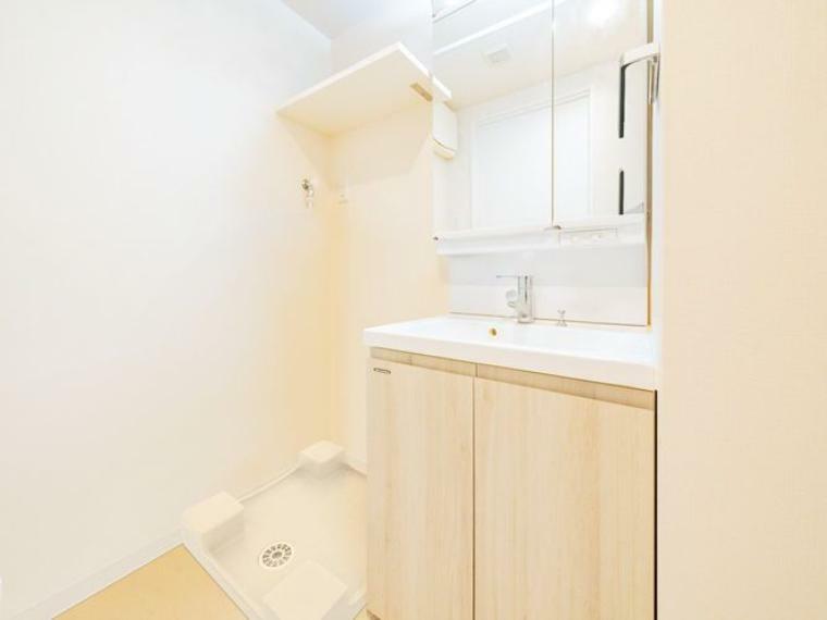 清潔感のある明るい雰囲気の洗面室です。※CG加工により実際の家具、小物等を消した画像です。