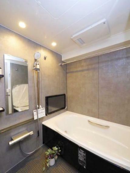 浴室暖房換気乾燥機つきのバスルームは、脱衣スペースとの温度差によるヒートショックを防ぐことができ、ご高齢のご家族や高血圧の方にも人気の設備です。