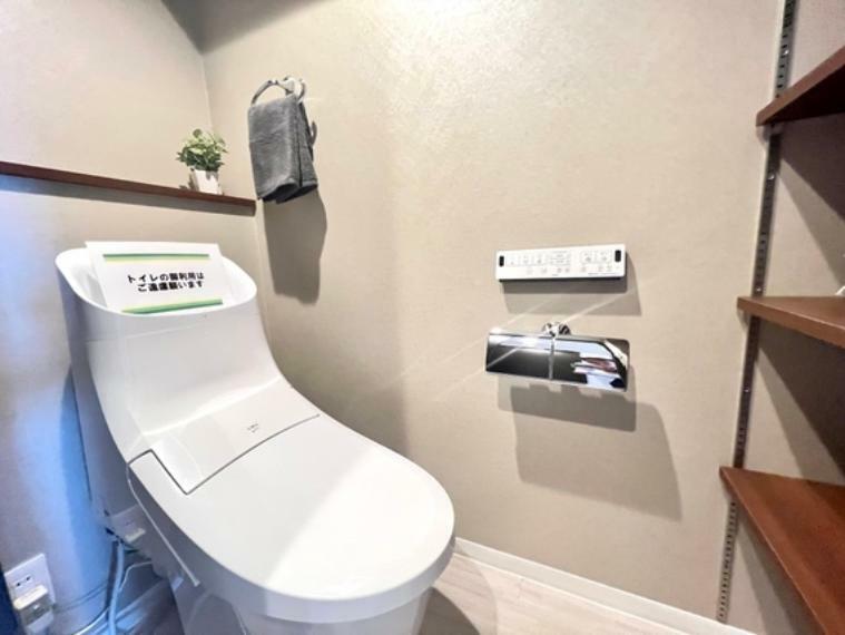 【トイレ】手洗い場付きのゆとりのある温水洗浄便座付きのトレイ。上段に収納スペースもございますので、トイレットペーパーの替えや消臭スプレーの替えも入れておけます！