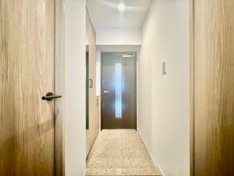 玄関はお家の顔としてすっきりとした素敵な空間に。印象のよい玄関は爽やかな住まいへの入り口です。