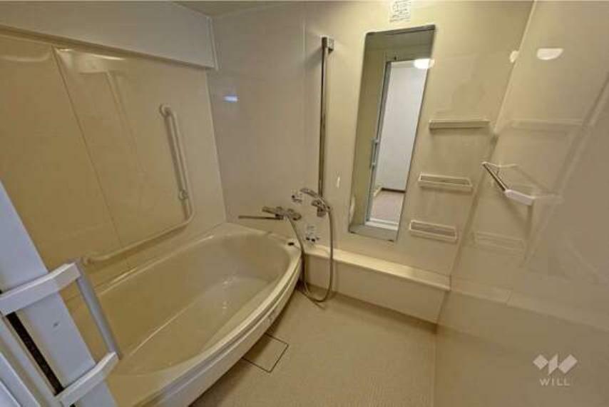 【浴室】浴室は広々とした空間で、ゆっくりと疲れを癒すことができます。手すりがついており安全です。