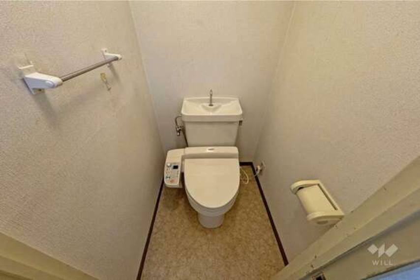 【トイレ】トイレはウォシュレット付きです。クロスは明るいデザインで清潔感があります。