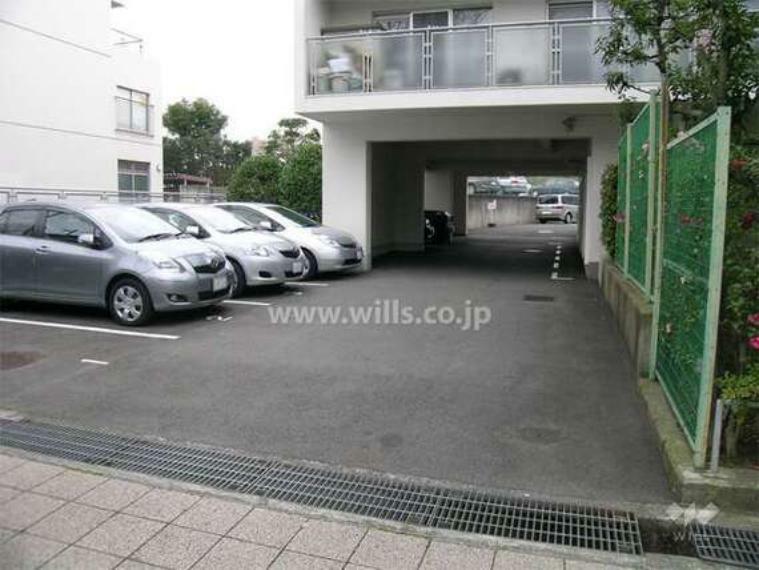 【駐車場】マンションの敷地内にある駐車場です。広々としておりますので、駐車しやすいです。