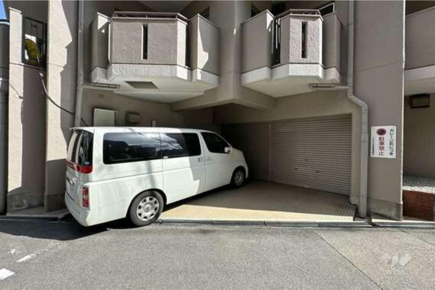 駐車場の出入り口（シャッター付き）。阪神高速乗り口も近く、車での移動にも便利です。