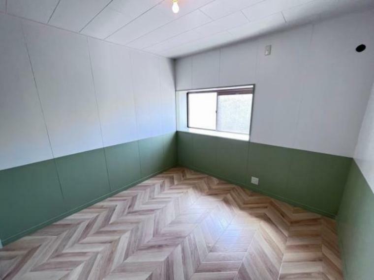 白と緑のおしゃれな壁です！床はヘリンボーン柄！