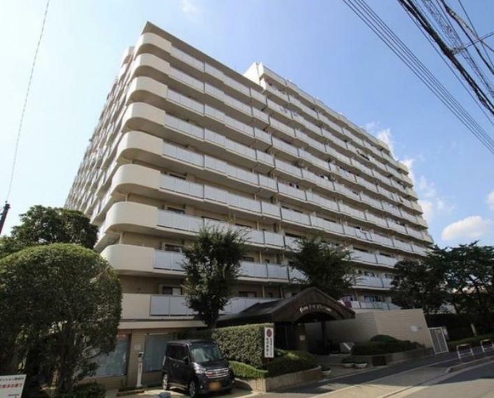 東京メトロ千代田線北綾瀬駅から徒歩14分。利便性の良い住宅地で販売中の2LDK＋Sのマンションです。