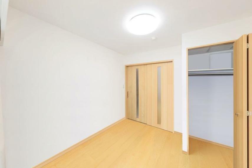 【洋室】画像はCGにより家具等の削除、床・壁紙等を加工した空室イメージです。