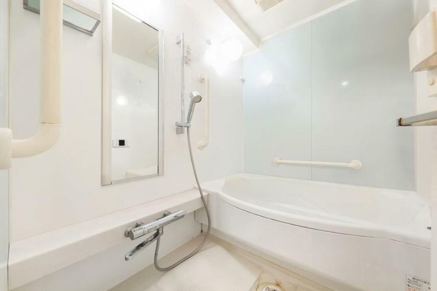 【浴室】画像はCGにより家具等の削除、床・壁紙等を加工した空室イメージです。