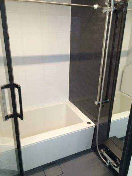 【バス】清潔感あふれる浴室は、疲れを癒しリラックスできる空間。（2015年9月撮影）
