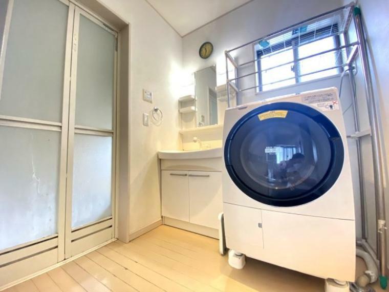 洗面スペースにはドラム式洗濯機も設置できています！