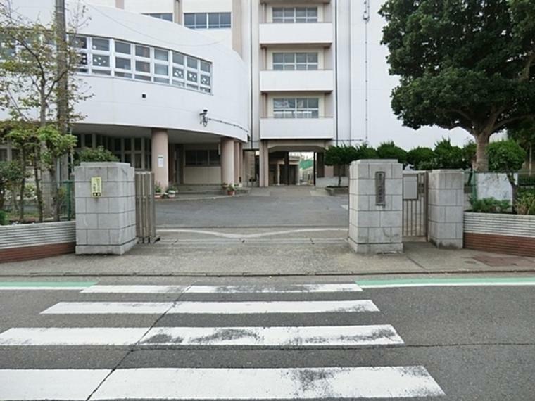 横浜市立六浦中学校 学校教育目標:自ら学び粘り強く学習する態度を育て、基礎学力の定着を目指します。