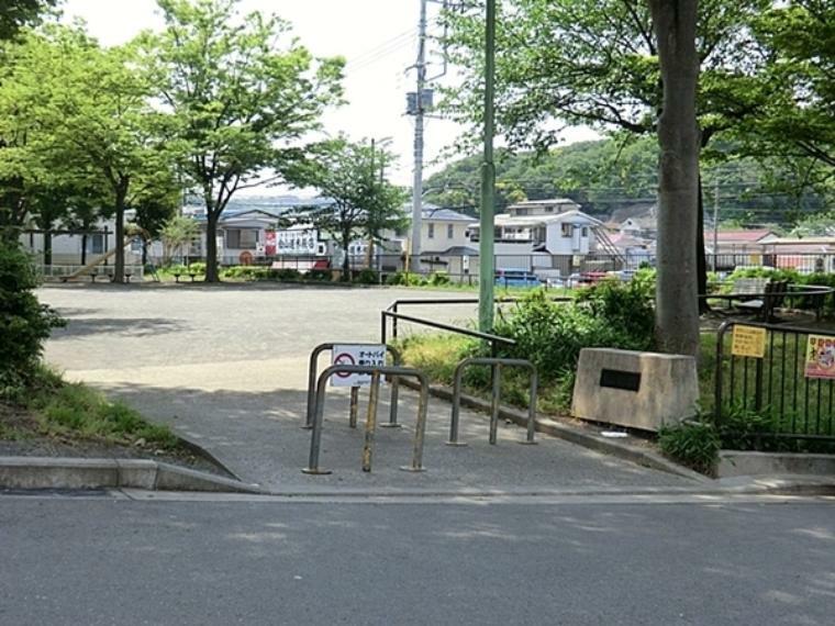 白山道公園 白山道公園は横浜市金沢区にある住宅街の十分な広さの公園です。公園の設備には水飲み・手洗い場があります。