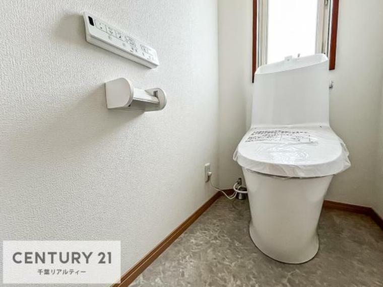 1・2階にトイレがございます！朝の忙しい時間帯も待たずにすみそうですね。白を基調とした清潔感のあるトイレでお手入れがしやすいです！