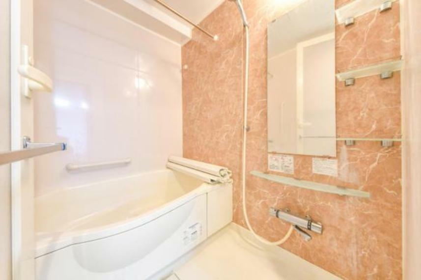 暖色の壁材にゆったりとした浴槽はリラックスしたバスタイムを過ごせます。