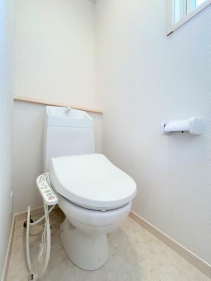 【リフォーム済】2階トイレの写真です。トイレが計2台は嬉しいポイント。込み合う朝の支度時には本領発揮。トイレの出待ちも無くなり気持ちよく出かけられますよ。