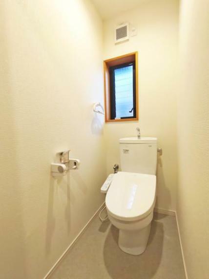 【同仕様写真】一階トイレ写真です。TOTO製のトイレに新品交換しました。（小便器はクリーニング）トイレは1階と2階にございます。朝のトイレ渋滞や、夜トイレに行きたくなった時にも便利ですね。