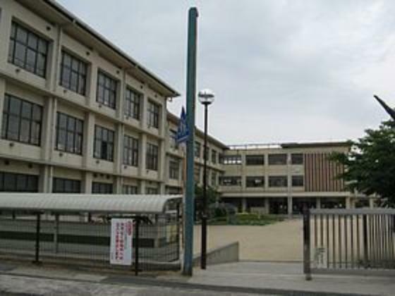 「佐和山小学校」まで約600m、徒歩約8分です。お子様の通学も安心ですね。