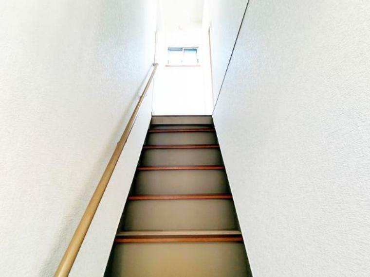 【リフォーム済】階段写真。手すりを新設済なので安心して昇り降りして頂けます。