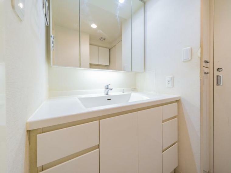 洗面室には棚があり、お風呂上りに使うタオル置き場や小物の収納に便利です。