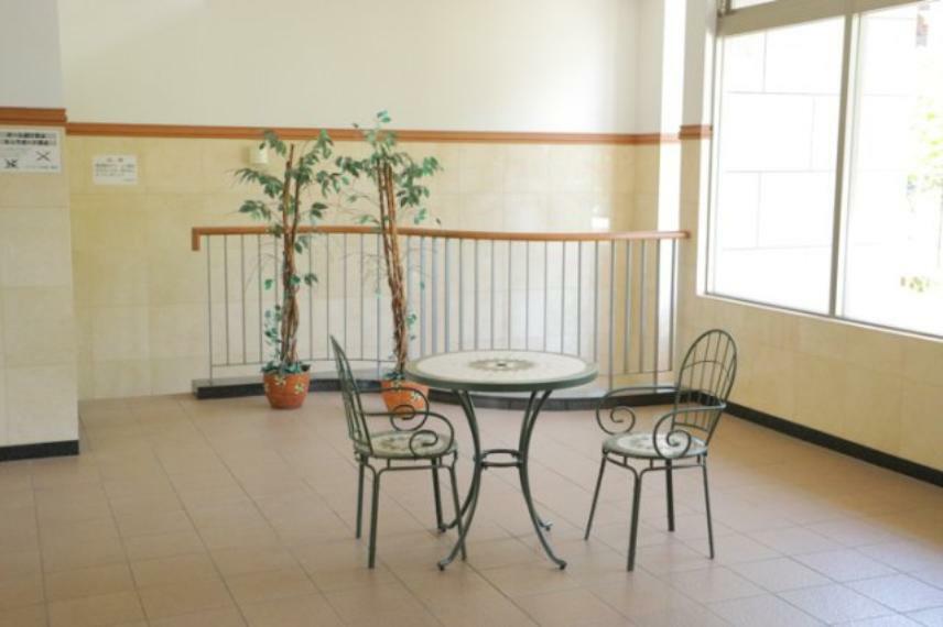 ラウンジは、マンションの共用スペースに椅子やテーブルなどを配置した利用者が寛げる空間です。屋内型ラウンジと屋外型ラウンジがあります。共用部分の管理状況と合わせて、詳細については現地でご確認ください。