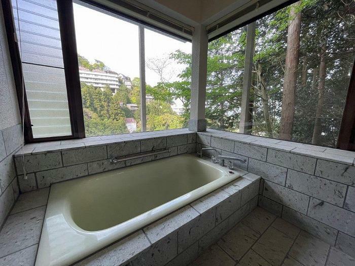 広い窓から緑豊かな眺望、別途費用で温泉引込も可能