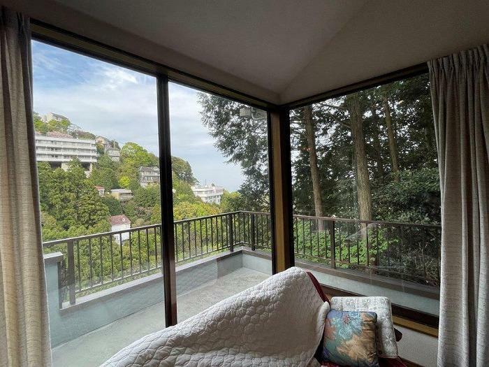 リビングからの眺望　窓が大きく室内からも豊かな自然を感じられます
