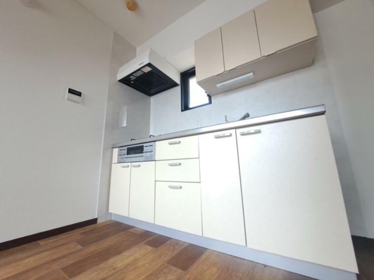 壁付のキッチンは上部に収納が作りやすいのがメリット。空間を有効活用したすっきりとしたデザイン。