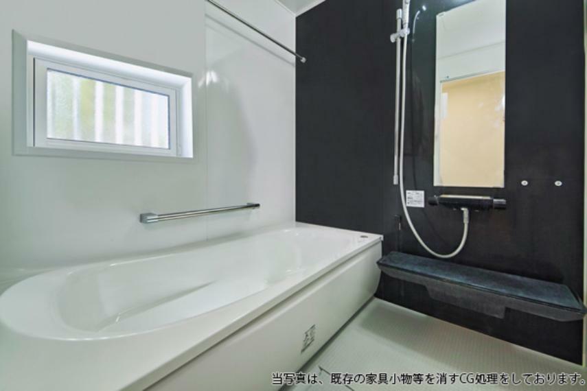 浴室には窓があり明るく開放感のあるお風呂タイムが過ごせます。浴室乾燥機付きで雨が続く季節でも安心
