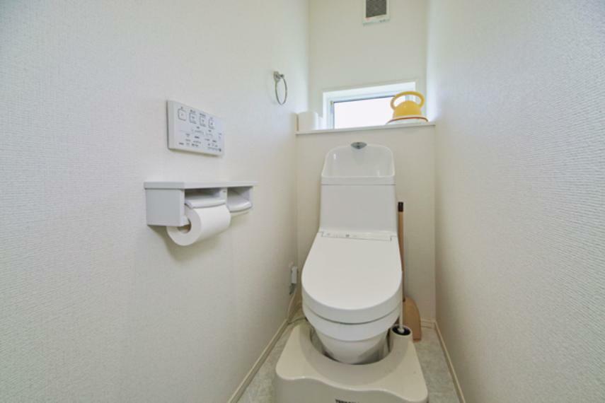 【3Fトイレ】ウォシュレット機能付きの清潔感のあるトイレです。